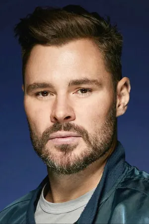 Patrick John Flueger в роли Адам Рузек